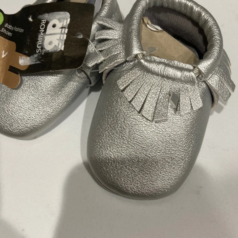 Romirus baby shoes Baby Moccasins fringe NWT silver 0-6 months size 1